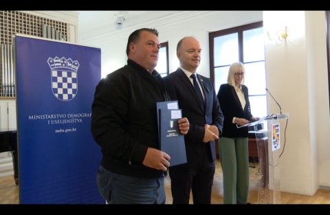 Općini Gornja Rijeka uručeni ugovori o dodjeli bespovratnih sredstava za uređenje dječjih igrališta i vrtićke infrastrukture