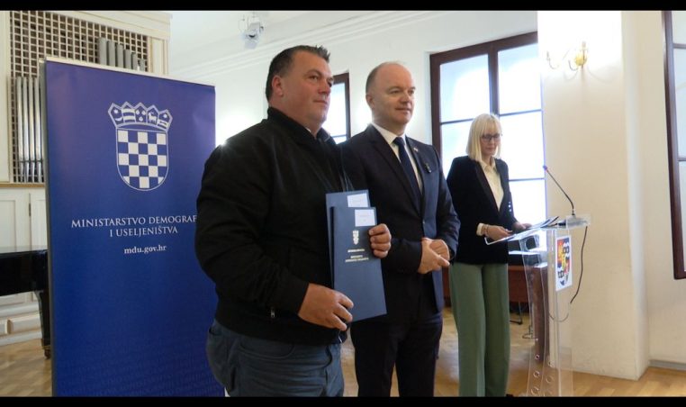 Općini Gornja Rijeka uručeni ugovori o dodjeli bespovratnih sredstava za uređenje dječjih igrališta i vrtićke infrastrukture